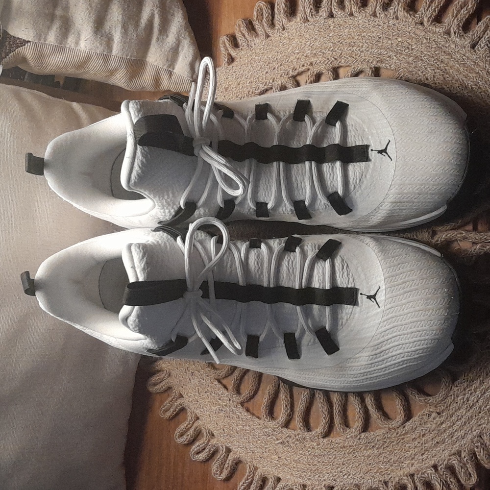 Men's Jordan White and Black Low-Top Athletic Sneakers - Picture 4 of 12